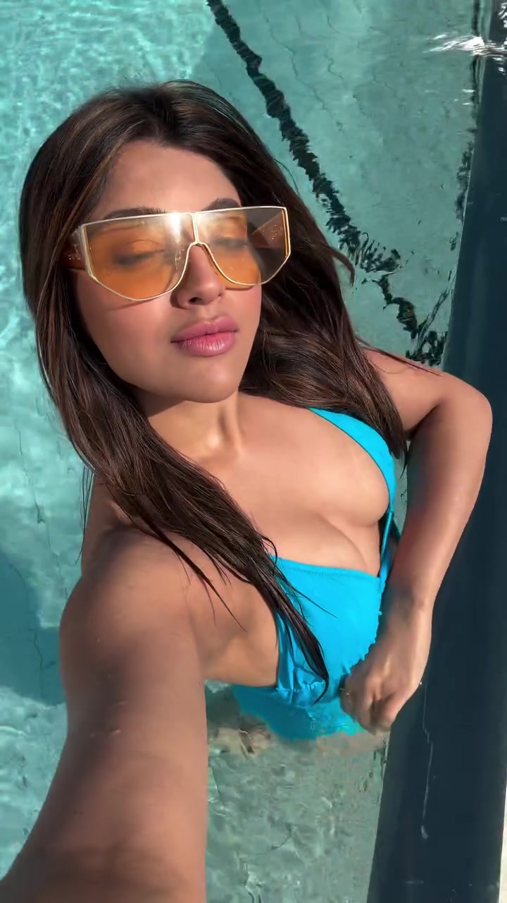 Akanksha Puri nude showing off her perfect body!!!